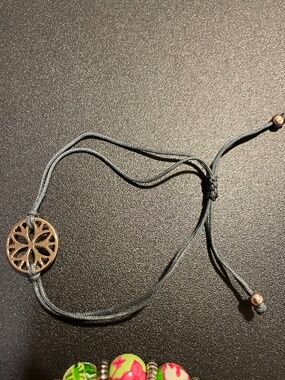 Gold and gray flower string bracelet